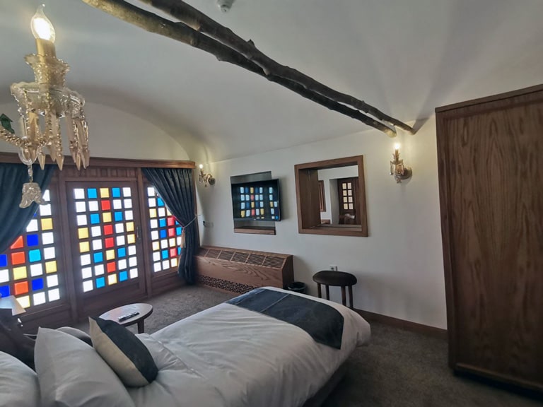 سرای مشتاق یک تخته